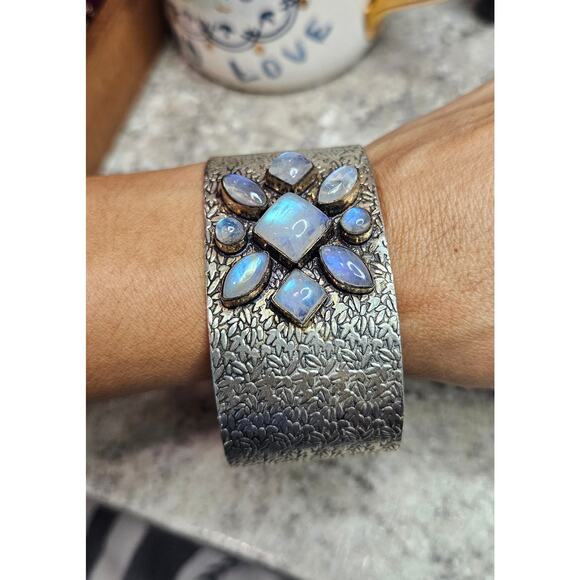 🌙 Rainbow Moonstone Flower Cuff Bracelet - Leaf Textured Silver - Picture 6 of 6